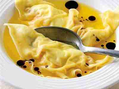 Kürbis-Essenz mit Ricotta-Wan-Tans