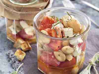 Weißer Bohnensalat mit Feta und Croûtons