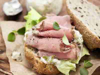 Vollkornbrötchen mit Roastbeef