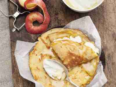 Apfelpfannkuchen mit Honigquark