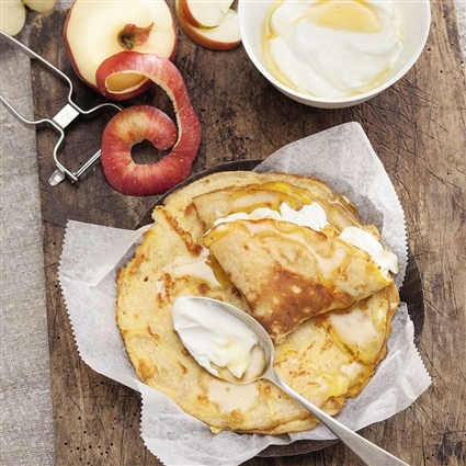 Apfelpfannkuchen mit Honigquark