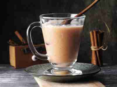 Apfel-Smoothie mit Kokosmus und Zimt