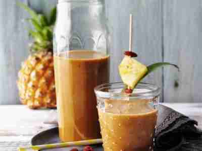Superfood-Smoothie mit Gojibeeren, Kokosmus und Maca