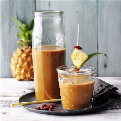 Superfood-Smoothie mit Gojibeeren, Kokosmus und Maca