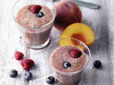 Smoothie mit Beeren, Pfirsichen und Banane