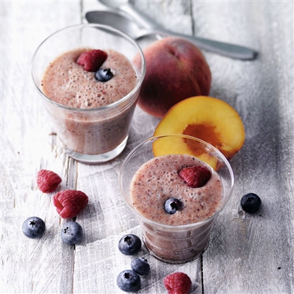 Smoothie mit Beeren, Pfirsichen und Banane