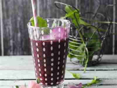 Wildkräuter Smoothie mit Heidelbeeren und Aloe vera