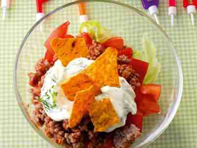 Schichtsalat mit Tortillachips