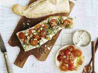 Baguette mit Za′atar, Spinat und Tomate