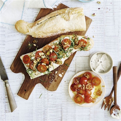 Baguette mit Za′atar, Spinat und Tomate