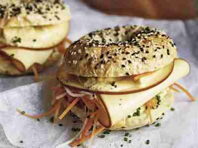 Bagels mit Melone und Rauchkäse