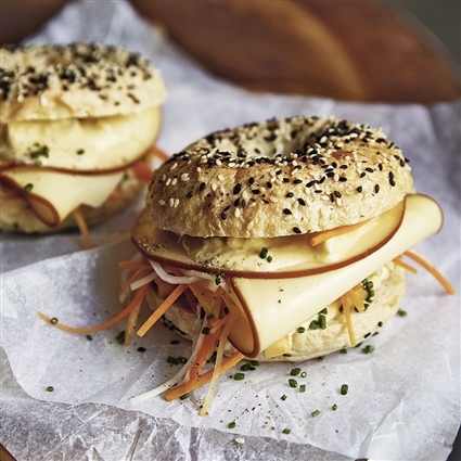 Bagels mit Melone und Rauchkäse
