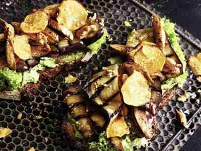 Dinkelbrot mit Hähnchen und Süßkartoffelchips