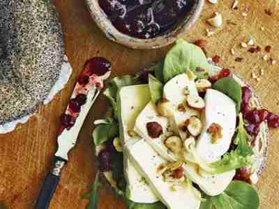 Camembert-Bagel mit Preiselbeeren