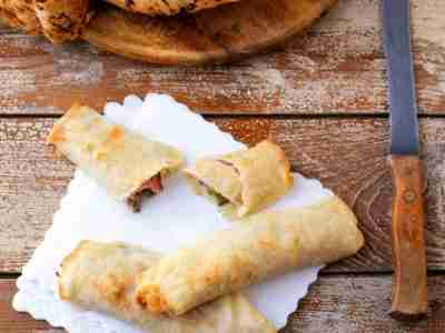 Strudelteigröllchen mit Melone und Schinken