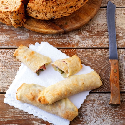 Strudelteigröllchen mit Melone und Schinken