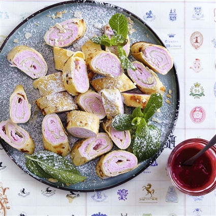 Geeiste Mandelcrêpes mit Himbeersauce