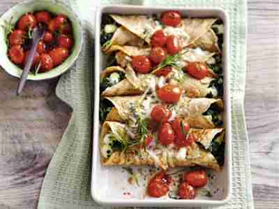 Crespelle mit Spinatfüllung und Tomaten