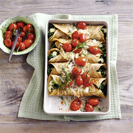 Crespelle mit Spinatfüllung und Tomaten