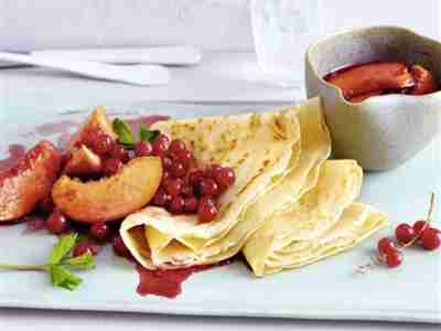 Vanillecrêpes mit Sommerfrüchten