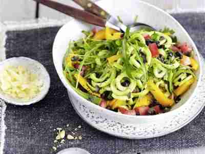 Zucchininudel-Salat mit Rucola