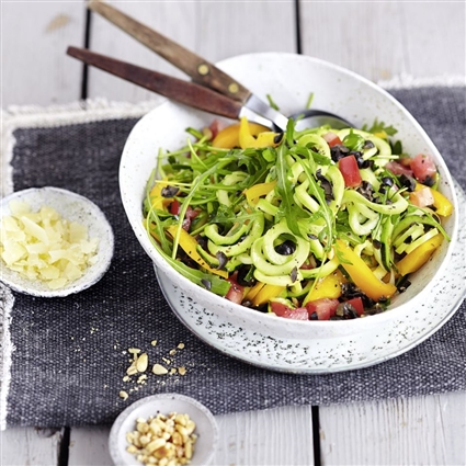 Zucchininudel-Salat mit Rucola