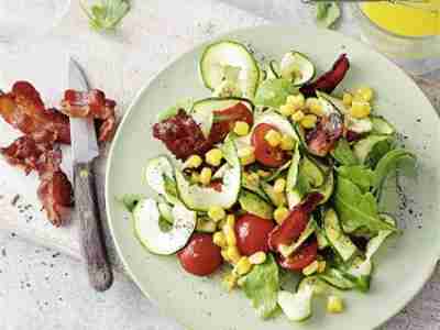 Bunter Zucchininudelsalat