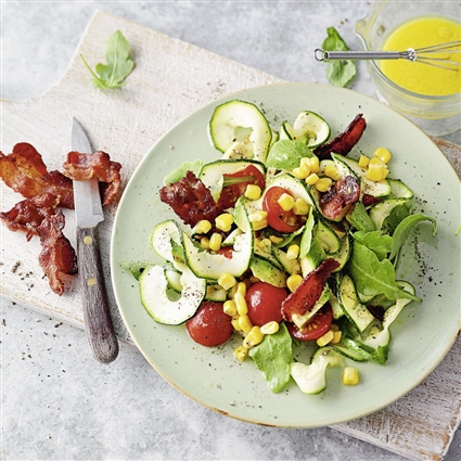 Bunter Zucchininudelsalat