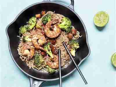 Konjak-Asia-Nudelpfanne mit Garnelen
