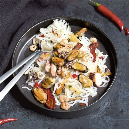 Konjaknudeln Aglio e olio mit Meeresfrüchten