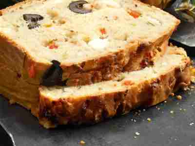 Paprika-Cake mit Feta und Oliven
