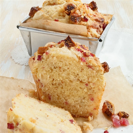 Cake mit getrockneten Pflaumen und Räucherschinken