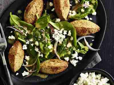 Blumenkohl-Falafeln auf Spinatsalat