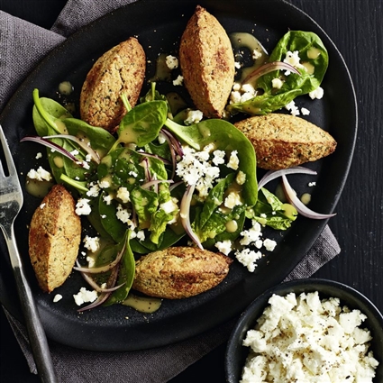 Blumenkohl-Falafeln auf Spinatsalat
