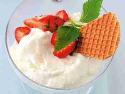 Geeiste Zitronencreme mit Erdbeeren