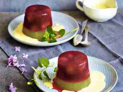 Rote und grüne Grütze mit Vanillesauce