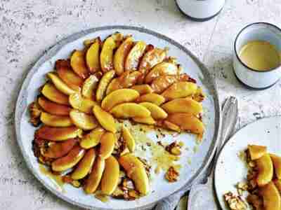 Tarte Tatin mit Mandelblättchenboden