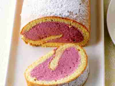 Biskuitrolle mit Himbeercreme