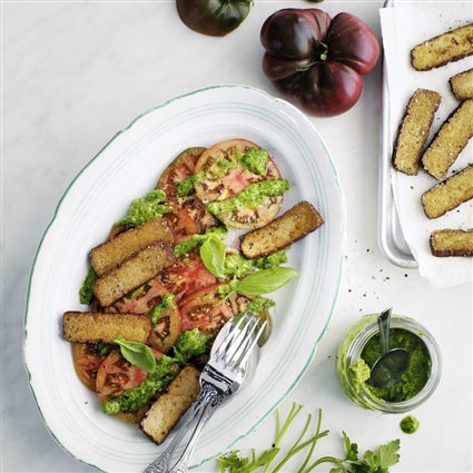 Tomaten-Carpaccio mit Salsa verde und Räuchertofu