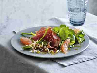 Salat mit Grapefruit, Bündnerfleisch und Brunnenkresse