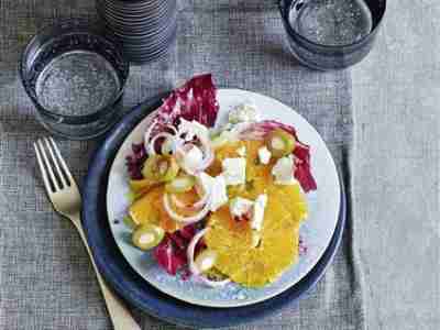 Orangensalat mit Feta, Oliven und roter Zwiebel auf Radicchio