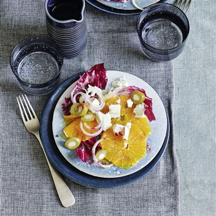 Orangensalat mit Feta, Oliven und roter Zwiebel auf Radicchio