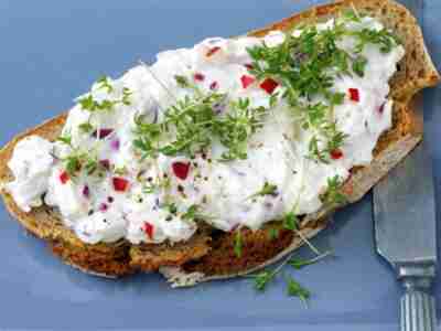 Frischkäse-Sandwich mit Radieschen und Kresse