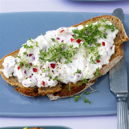 Frischkäse-Sandwich mit Radieschen und Kresse