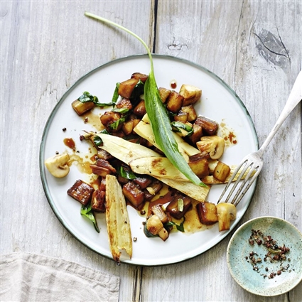 Warmer Auberginensalat mit Champignons und gegrilltem Bambus
