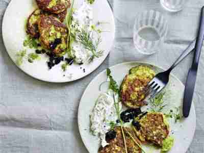 Zucchiniblini mit Kräutercreme und Kaviar