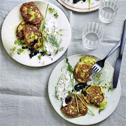 Zucchiniblini mit Kräutercreme und Kaviar