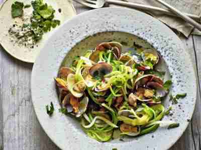 Sellerie- und Zucchini-Spaghetti alle vongole