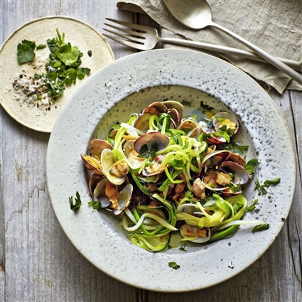 Sellerie- und Zucchini-Spaghetti alle vongole
