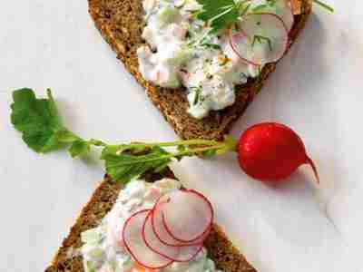 Kräuter-Gemüse-Quark auf Brot